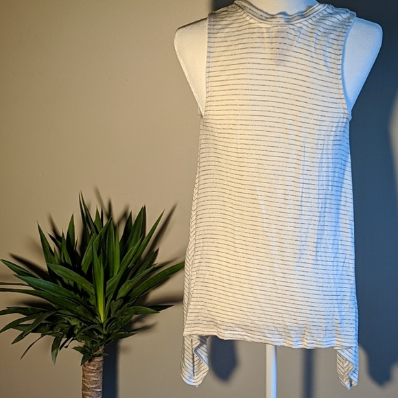 Knox Rose Flowy tank - Picture 2 of 3